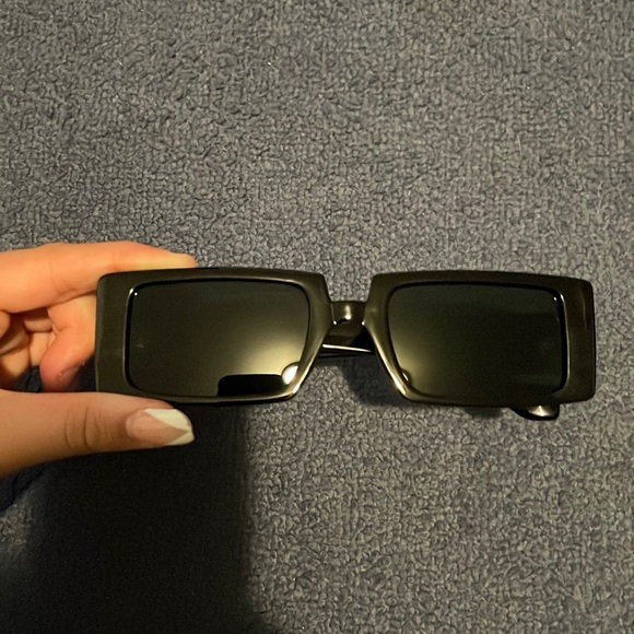black rectangular shaped sunglasses - Picture 1 of 4